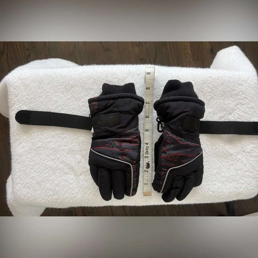 3M THINSULATE | Insulated Black and Red Winter Gloves | Kids Size S 4-7